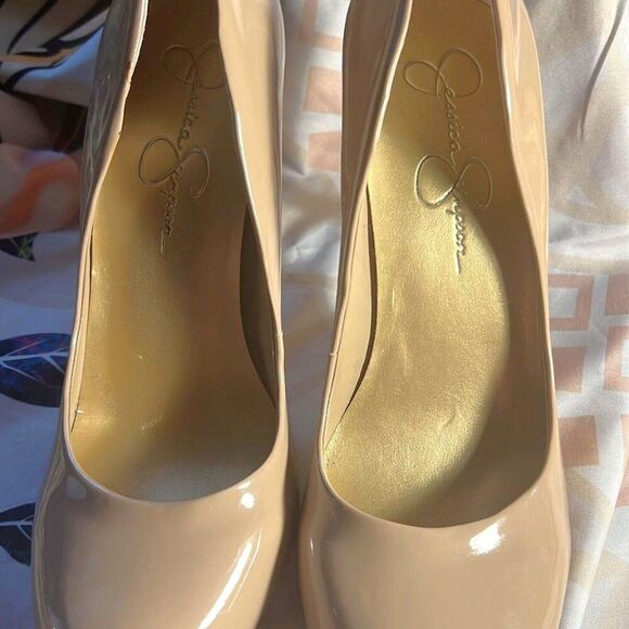 Jessica Simpson Beige Tan Patent Faux Leather  Heels -  Sz 9 1/2 - Picture 1 of 12